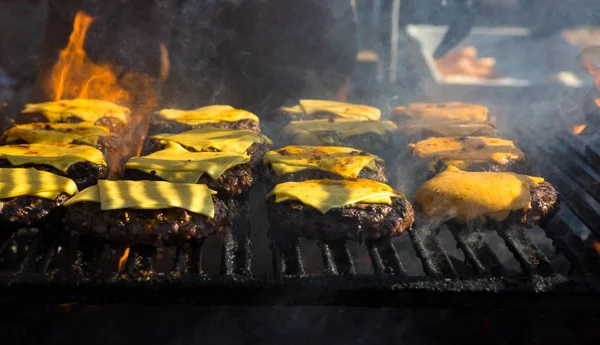 나무 불 위에 구운 햄버거 — 스톡 사진