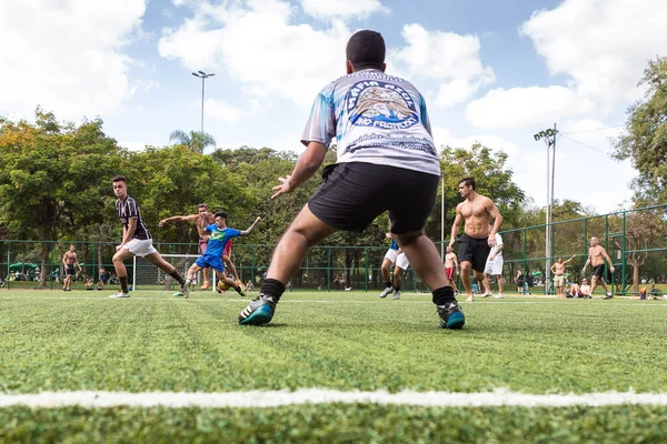 Jogadores do Parque Ibirapuera jogando futebol — Fotografia de Stock
