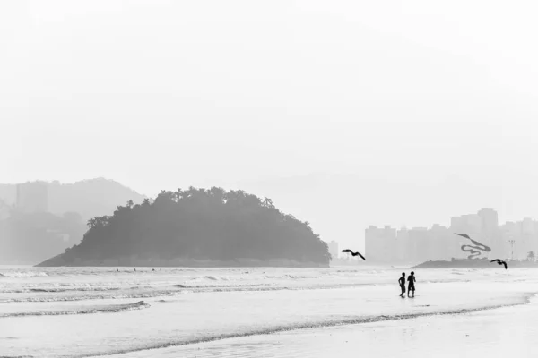 Un tardo pomeriggio in una giornata di sole con nebbia a Santos, Brasile . — Foto Stock