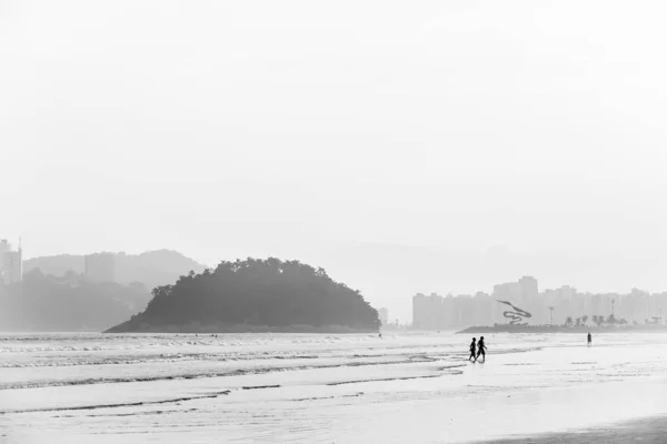 Ein später Nachmittag an einem sonnigen Tag mit Nebel in Santos, Brasilien. — Stockfoto