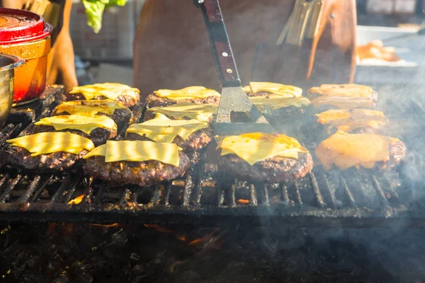 Hamburger grilovaný nad dřevěným ohněm — Stock fotografie