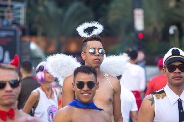 Göstericiler Avenida P 23 Gay Parade sırasında eğleniyor