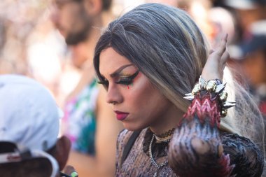 Göstericiler Avenida P 23 Gay Parade sırasında eğleniyor