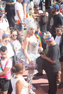 Göstericiler Avenida P 23 Gay Parade sırasında eğleniyor
