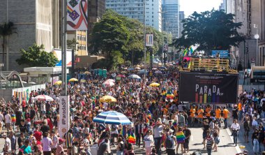 Göstericiler Avenida P 23 Gay Parade sırasında eğleniyor