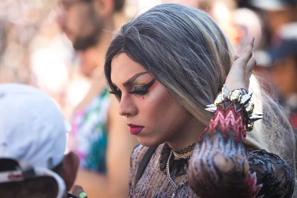 Göstericiler Avenida P 23 Gay Parade sırasında eğleniyor