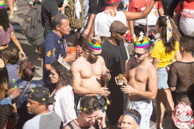 Göstericiler Avenida P 23 Gay Parade sırasında eğleniyor