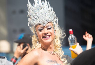 Göstericiler Avenida P 23 Gay Parade sırasında eğleniyor