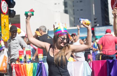 Göstericiler Avenida P 23 Gay Parade sırasında eğleniyor