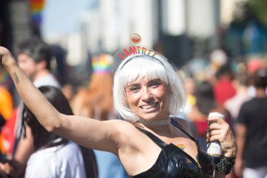 Göstericiler Avenida P 23 Gay Parade sırasında eğleniyor