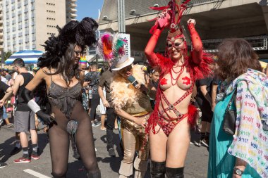  Göstericiler Avenida Paulista üzerinde 23 Gay Parade sırasında eğleniyor. Yaklaşık 3 milyon kişi ile dünyanın en büyük kabul.