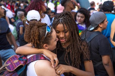  Göstericiler Avenida Paulista üzerinde 23 Gay Parade sırasında eğleniyor. Yaklaşık 3 milyon kişi ile dünyanın en büyük kabul.