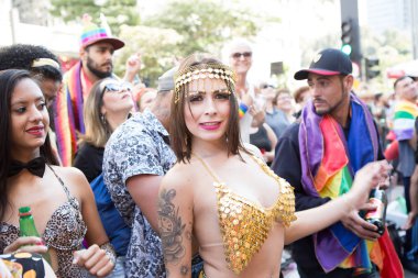 Göstericiler Avenida Paulista üzerinde 23 Gay Parade sırasında eğleniyor. Yaklaşık 3 milyon kişi ile dünyanın en büyük kabul.