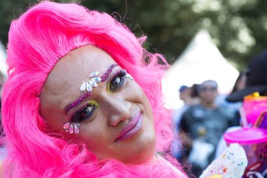 Göstericiler Avenida Paulista üzerinde 23 Gay Parade sırasında eğleniyor. Yaklaşık 3 milyon kişi ile dünyanın en büyük kabul.