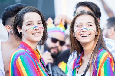 Göstericiler Avenida Paulista üzerinde 23 Gay Parade sırasında eğleniyor. Yaklaşık 3 milyon kişi ile dünyanın en büyük kabul.