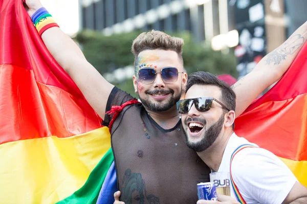 Göstericiler Avenida Paulista üzerinde 23 Gay Parade sırasında eğleniyor. Yaklaşık 3 milyon kişi ile dünyanın en büyük kabul.
