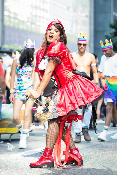 Göstericiler Avenida Paulista üzerinde 23 Gay Parade sırasında eğleniyor. Yaklaşık 3 milyon kişi ile dünyanın en büyük kabul.