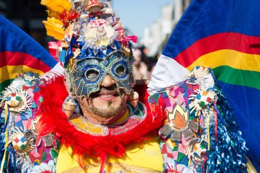 Manifestant A eşcinsel gurur yirmi üçüncü durdurmak için kostümlü
