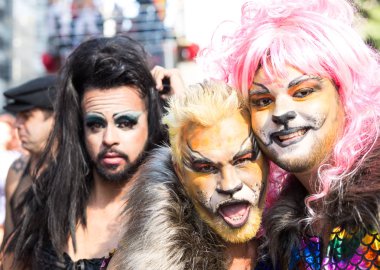 Göstericiler Avenida P 23 Gay Parade sırasında eğleniyor