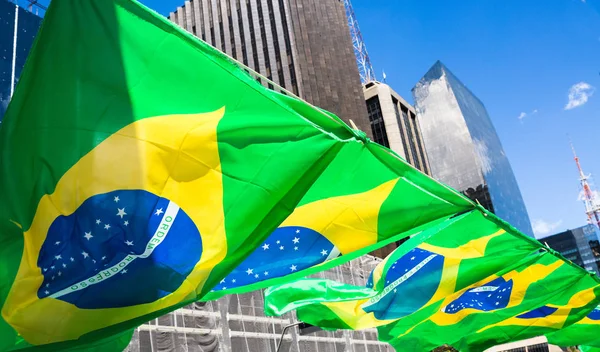 Флаги Бразилии развеваются на Авенида Паулиста, Сан-Паулу, Брази — стоковое фото