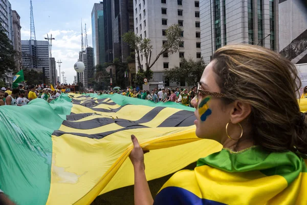 Бразильский демонстрант с флагом Бразилии на Авенида Па — стоковое фото