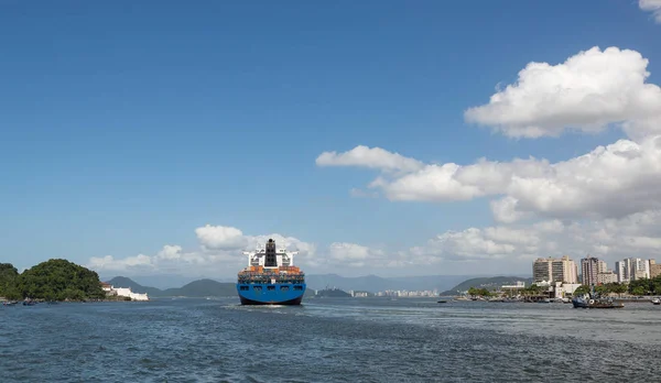 Statek towarowy opuszczający port Santos — Zdjęcie stockowe