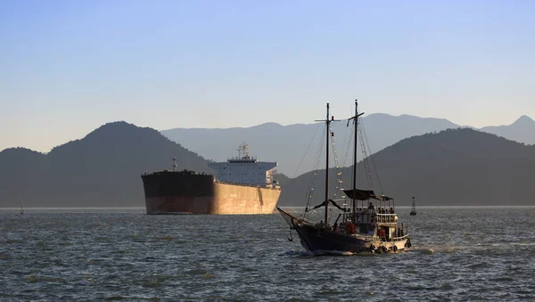 Schooner turistlerin gezinme ve backgrou bir tanker dolu — Stok fotoğraf