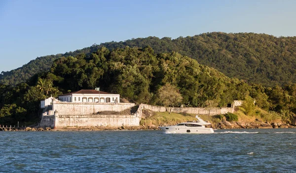Luxury boat and Fort of Santo Amaro. — Stock Photo, Image