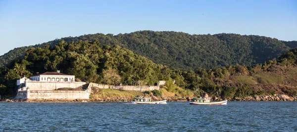 View of the Fort of Santo Amaro with two small fishing boats lea — Stock Photo, Image