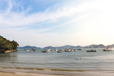 Praia da Enseada 'da demirli Yatlar grubu, Guaruja, Brezilya.