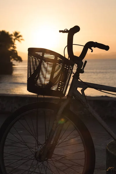 Silhouette d'un vélo au coucher du soleil — Photo