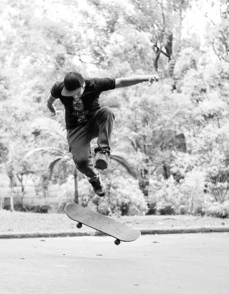 Chlapec Cvičil Pouliční Skateboard Volný Styl Černobílém — Stock fotografie