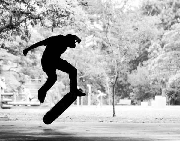 ストリートスケートボードを練習する少年 白黒のフリースタイル — ストック写真