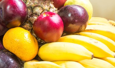 Farklı renkli meyve sepeti