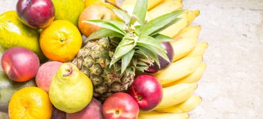 Farklı renkli meyve sepeti