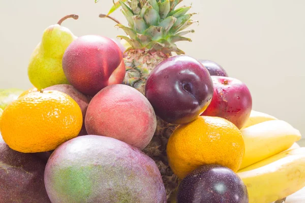 Cesta com diferentes cores de frutas — Fotografia de Stock