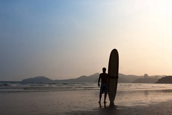 Surfista Junto Mar Ver Ondas — Fotografia de Stock