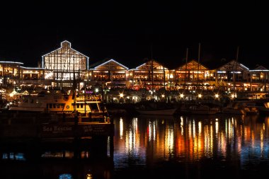 Victoria ve Alfred Waterfront geceleri.