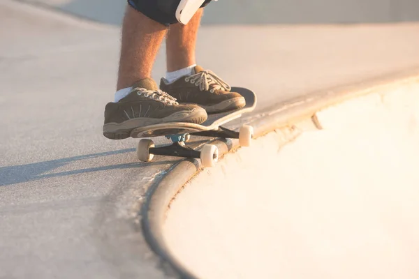 Skater preparándose para la caída —  Fotos de Stock