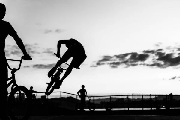 Allenamento dei ciclisti BMX nel tardo pomeriggio in bianco e nero — Foto Stock