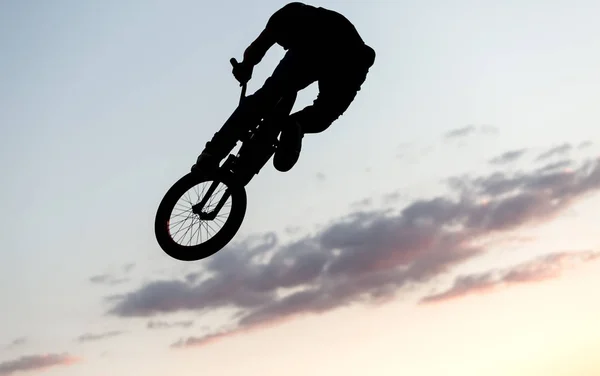 BMX cyclist training in a late afternoon — Stock Photo, Image