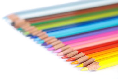 Beyaz arkaplanda renkli kalemler