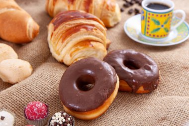 İtalyan ekmeği, peynirli ekmek, çikolatalı çörek, cof ile kahvaltı