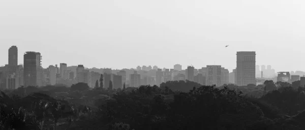 Sao Paulo skyline gefotografeerd in zwart-wit met een helicop — Stockfoto