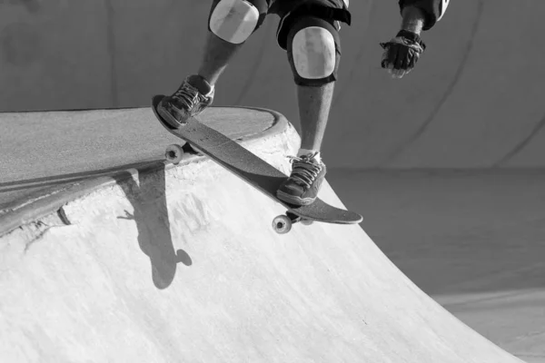 Skater caindo em uma tigela — Fotografia de Stock