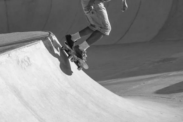 Skater caindo em uma tigela — Fotografia de Stock