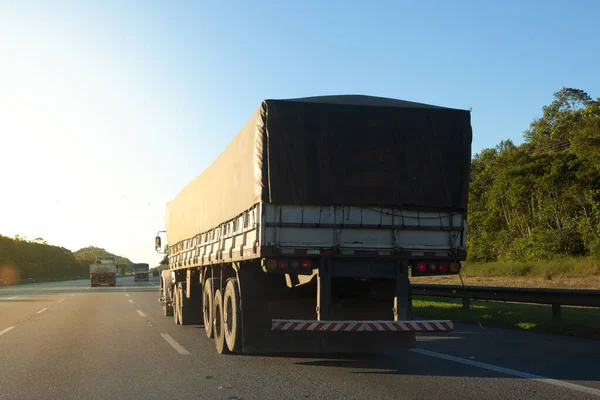 Corps Camion Couvert Bâche Sur Route Pendant Coucher Soleil — Photo