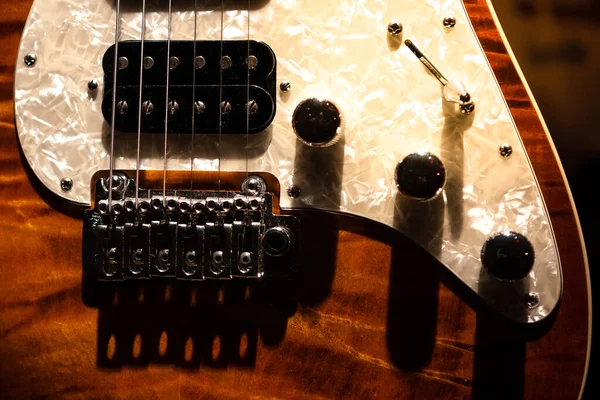 Detail Eines Gitarrenkörpers Mit Tonabnehmern Saiten Und Knöpfen — Stockfoto