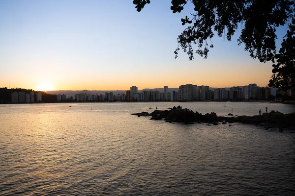 Turistas Observan Una Hermosa Puesta Sol Bahía Sao Vicente Brasil — Foto de Stock