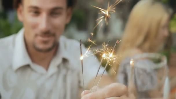 Iluminação sparklers em mãos de homem. Feriado festa festiva . — Vídeo de Stock